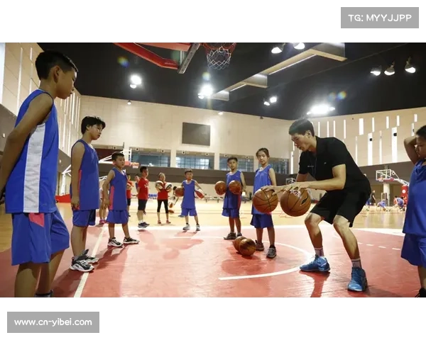 职业球员指导校园篮球，技巧展示激发青少年兴趣