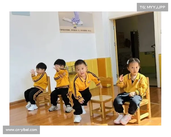 萌娃选手的赛前准备：系道带、热身活动一丝不苟